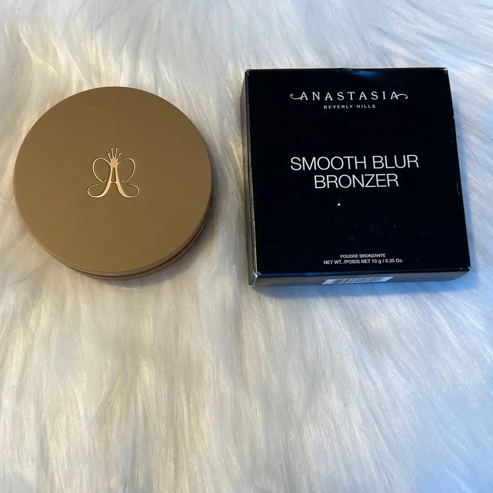 Anastasia Beverly Hills Smooth Blur Bronzer in Gold Compact - Tropical Tan